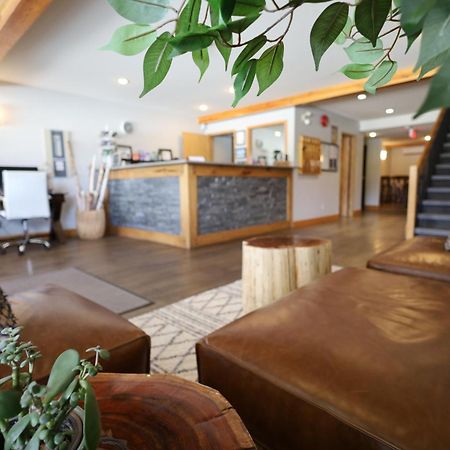 Glacier Mountain Lodge บลูริเวอร์ ภายนอก รูปภาพ